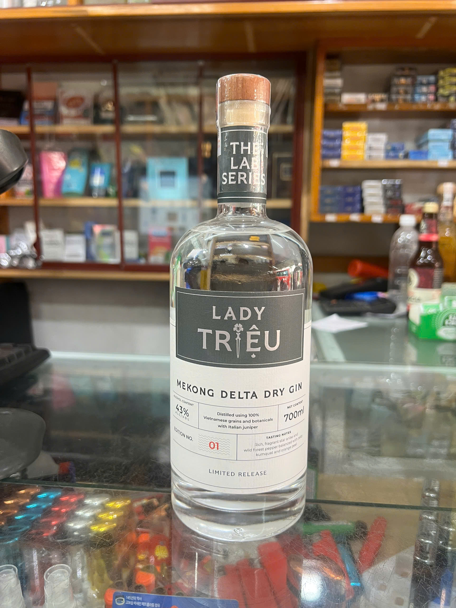 Rượu Gin Việt Nam Lady Triệu Mekong Delta Dry Gin 70cl- 43%v/v